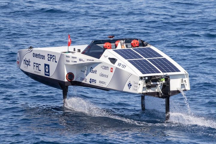 Le Lobst'Air de Swiss Solar Boat sur les eaux de MonacoSwiss Solar Boat&rsquo;s Lobst&rsquo;Air on the waters off Monaco